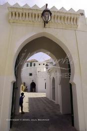 Image du Maroc Professionnelle de  Une porte dans la Kasbah d'Asilah, ville du nord du Maroc sur l'océan Atlantique à 40 km au sud de Tanger, Dimanche 9 Septembre 2001. (Photo / Abdeljalil Bounhar)
